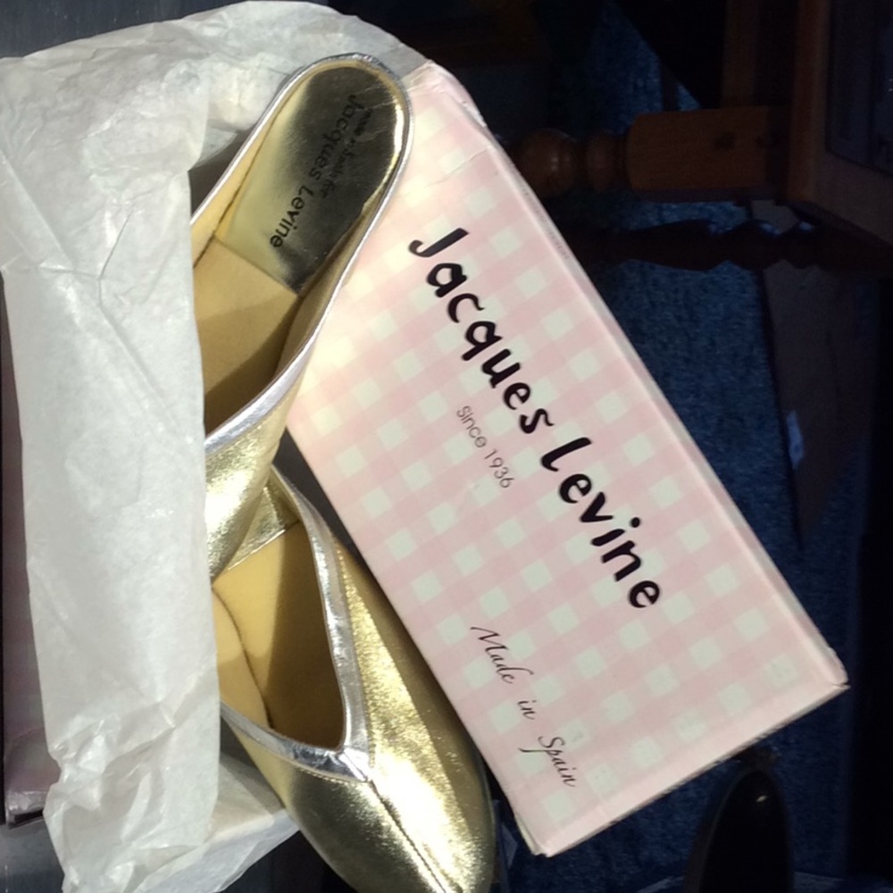 BNWT GOLD SLIPPERS. SZ 8 NEW IN BOX.
